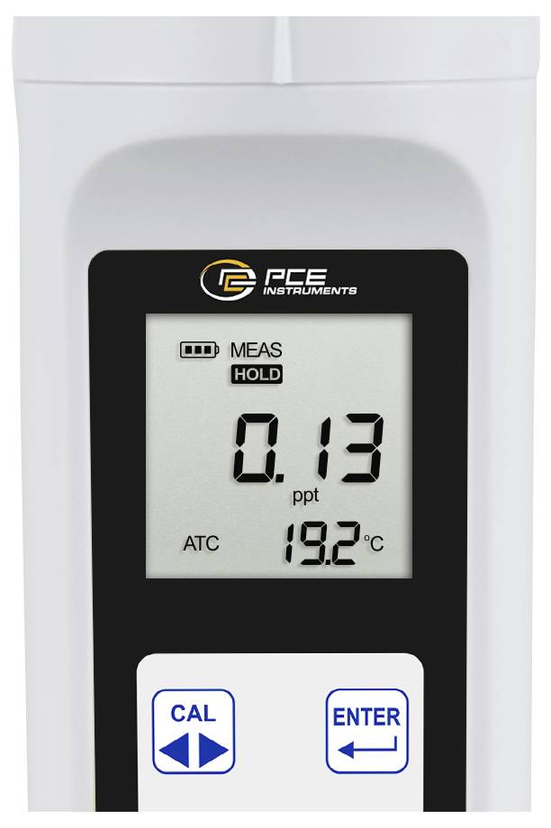 Ruční přístroj PCE Instruments zobrazující odečet 0,13 ppt a ATC 19,2°C, s tlačítky CAL a ENTER níže.