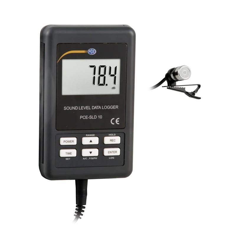 Přenosný záznamník údajů o hladině zvuku zobrazující 78,4 dB se připnutým klipovacím mikrofonem.