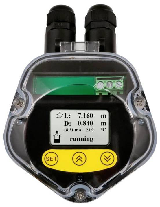 Displej elektronického průtokoměru zobrazující "běží", s údaji L: 7.160 m, D: 0.840 m a 18.31 mA při 23.9 °C.
