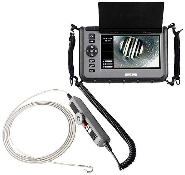 Přenosný endoskop s obrazovkou zobrazuje vnitřek trubky. Má flexibilní kabel s kamerou pro inspekci.