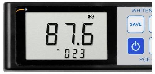Digitální displej měřicího přístroje zobrazuje 87,6 s menším odečtem 023; pravý panel obsahuje tlačítka "SAVE" a napájecí tlačítko.