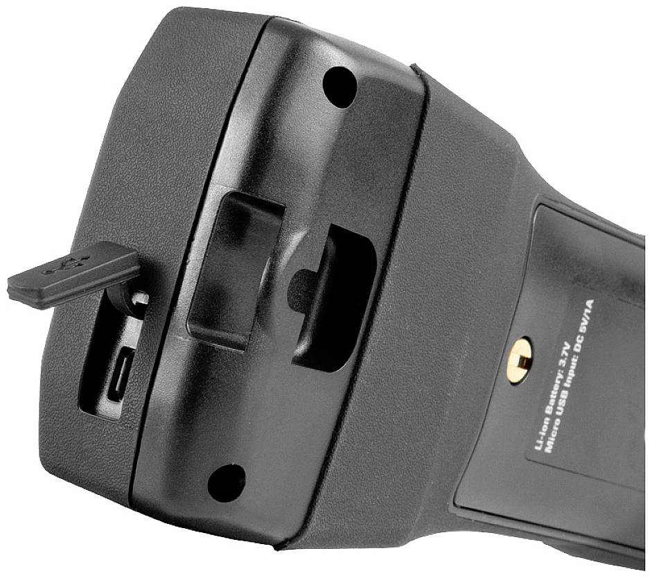 Detailní záběr černého zařízení s USB portem a indikátorem nabíjení. Vypadá to, že je součástí elektronického produktu.