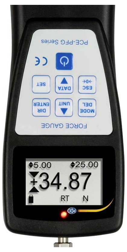 Přenosný detektor plynu s displejem zobrazujícím vysoké hodnoty 34.87 s indikátory alarmu a ovládacími tlačítky režimu na přístroji.