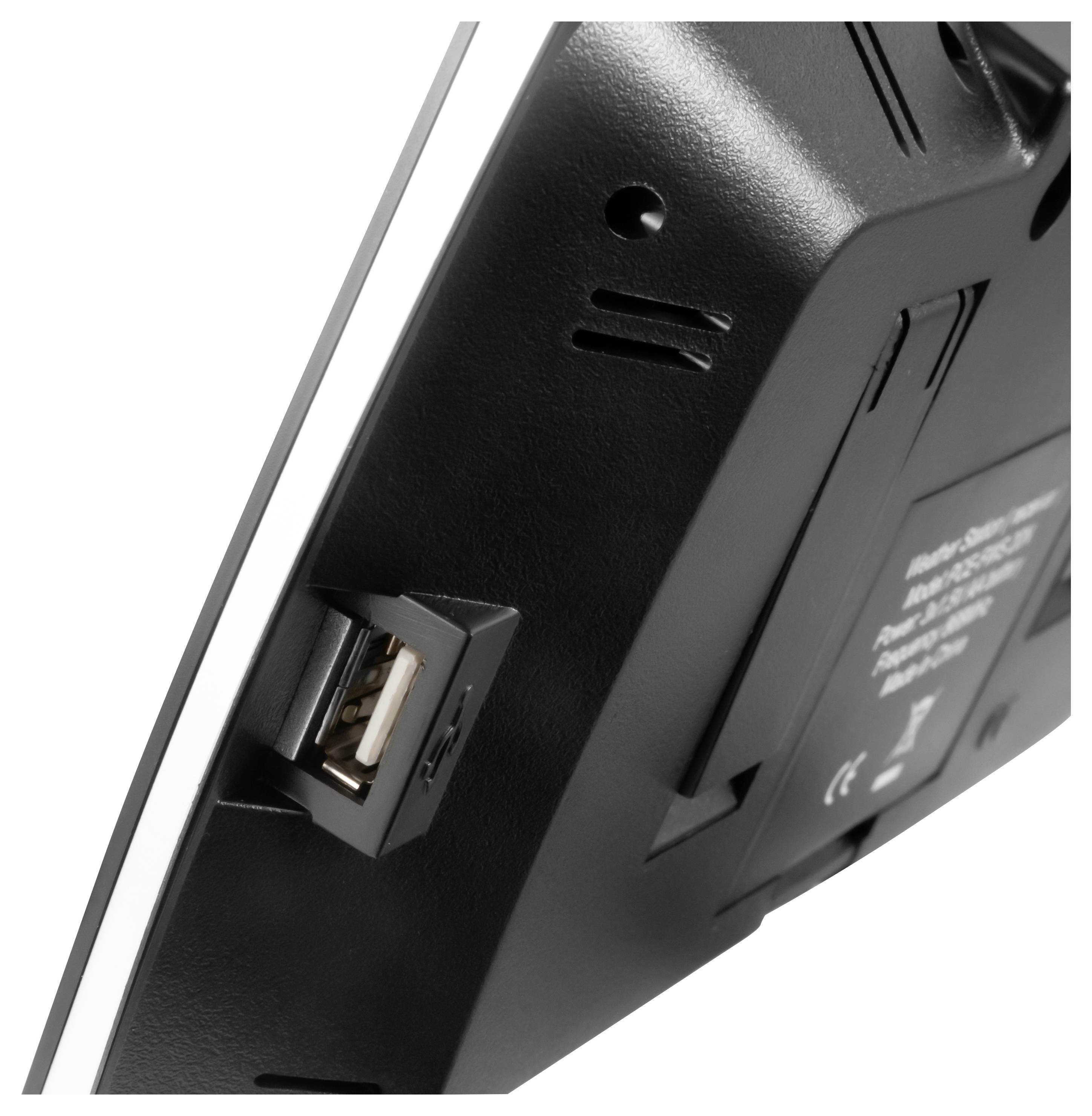 Detailní záběr na zadní stranu černého elektronického zařízení, která ukazuje port USB-A a větrací štěrbiny na zadním krytu.