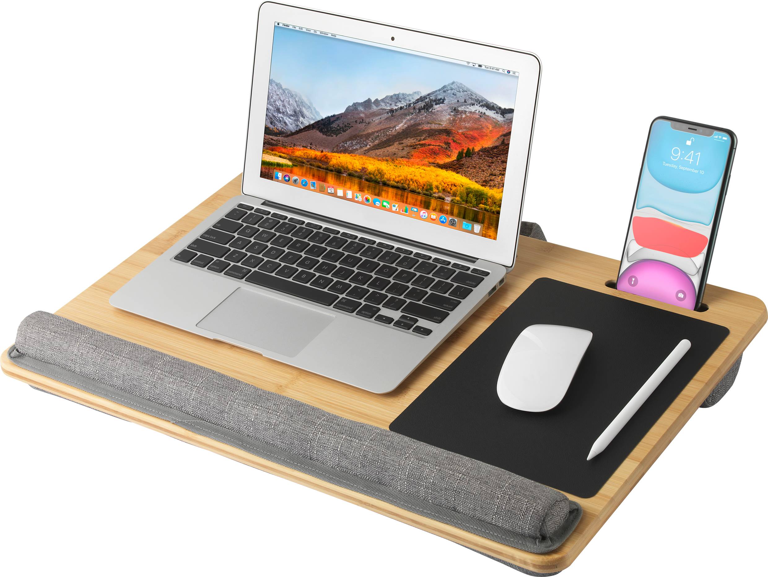 Laptop s pozadím horské krajiny, myš, pero a smartphone na přenosném dřevěném stojanu na notebook.