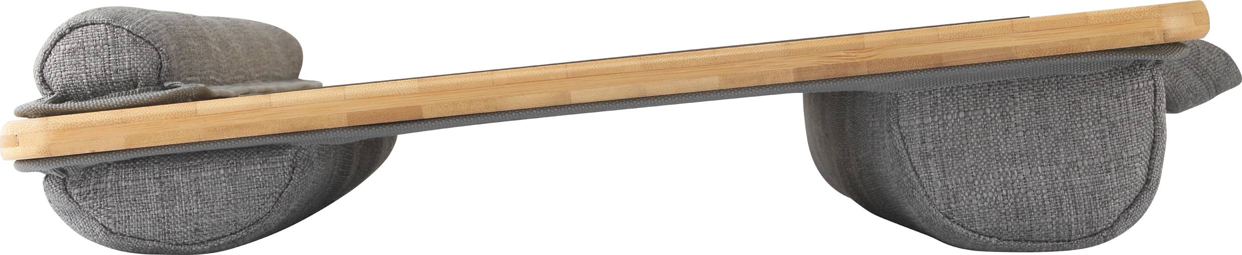 Polštář na kolena z šedé látky s připevněnou dřevěnou deskou, vhodný pro pohodlnou práci s laptopem nebo tabletem vsedě.
