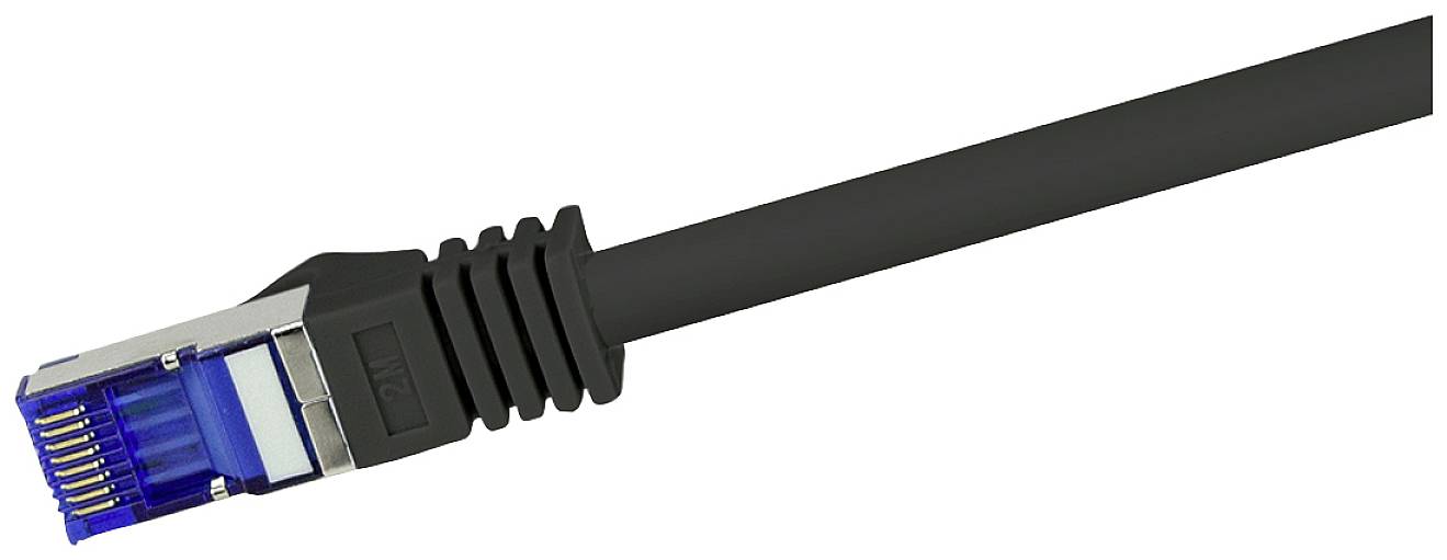 Černý ethernetový kabel s modrým konektorem RJ45.