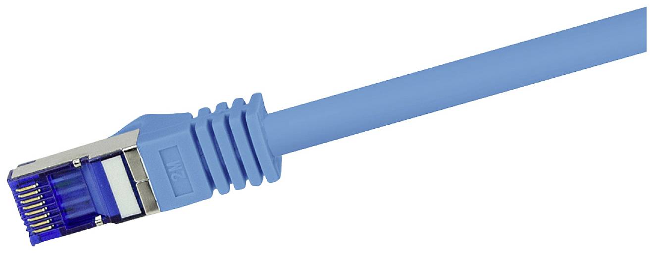 Modrý ethernetový kabel s konektorem RJ45, který se používá pro přenos dat v počítačových sítích.