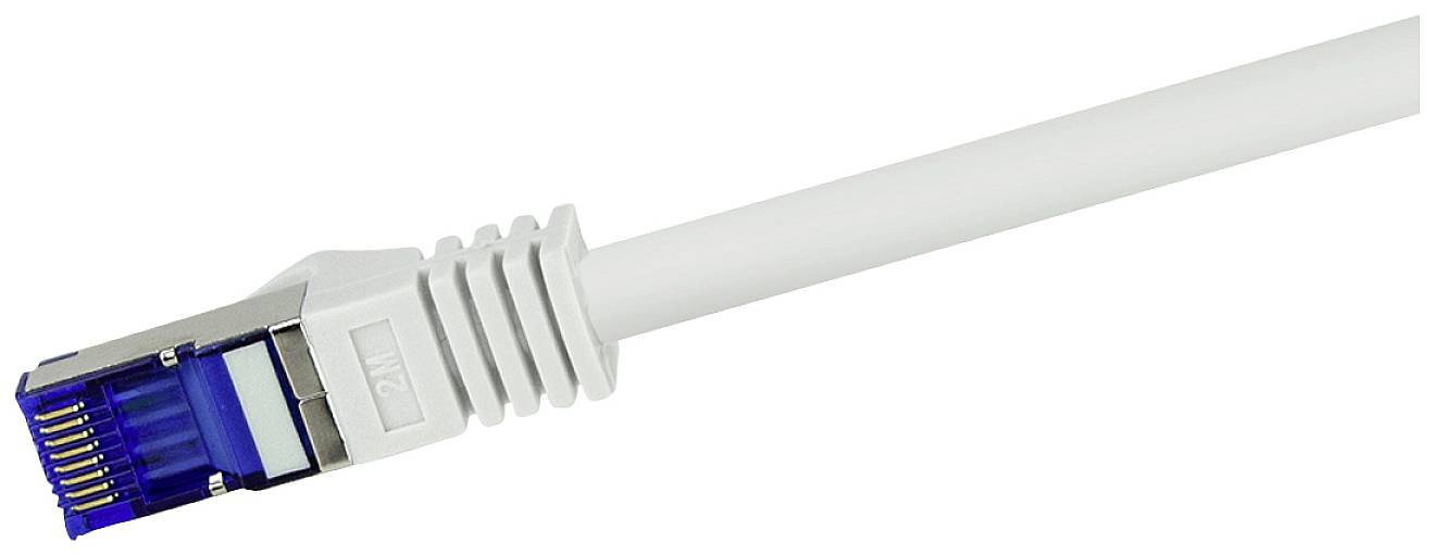 Bílý síťový kabel zakončený konektorem RJ45, zobrazený v detailním záběru.