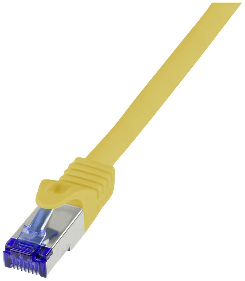Žlutý ethernetový kabel s modrým konektorem, používaný pro síťové připojení.