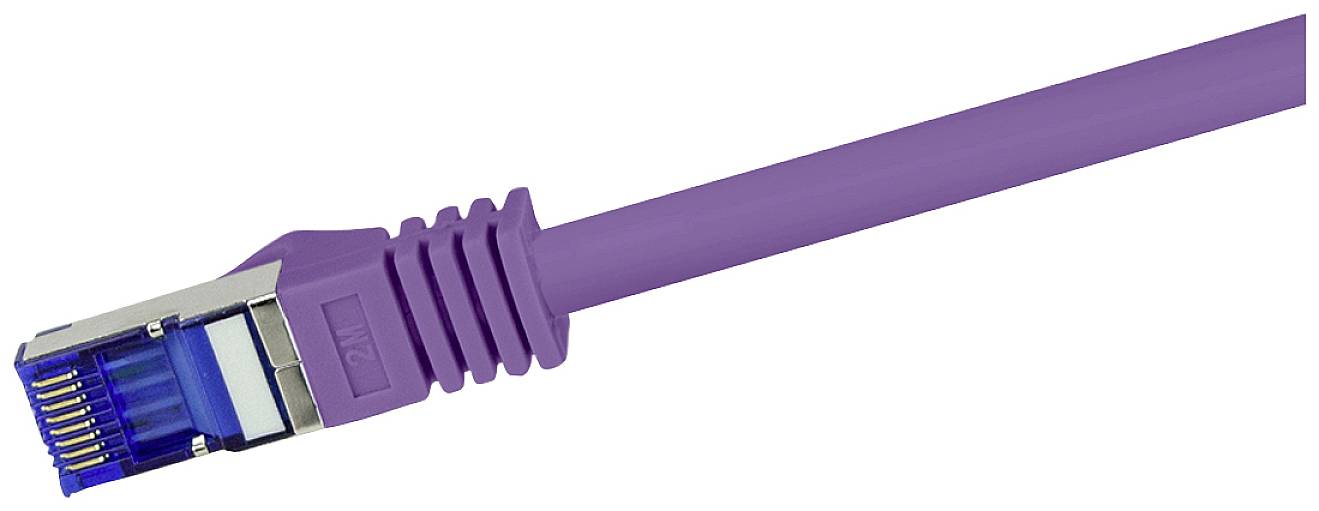 Fialový ethernetový kabel s kovovými konektory, který se používá k propojení síťových zařízení.
