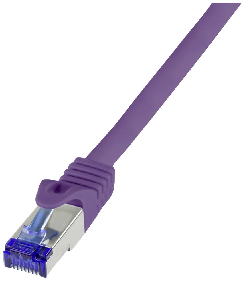 Fialový síťový kabel s RJ45 konektorem na bílém pozadí.