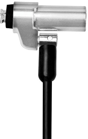 Stříbrný mikrofon s černým kabelem, zachycený z boku.