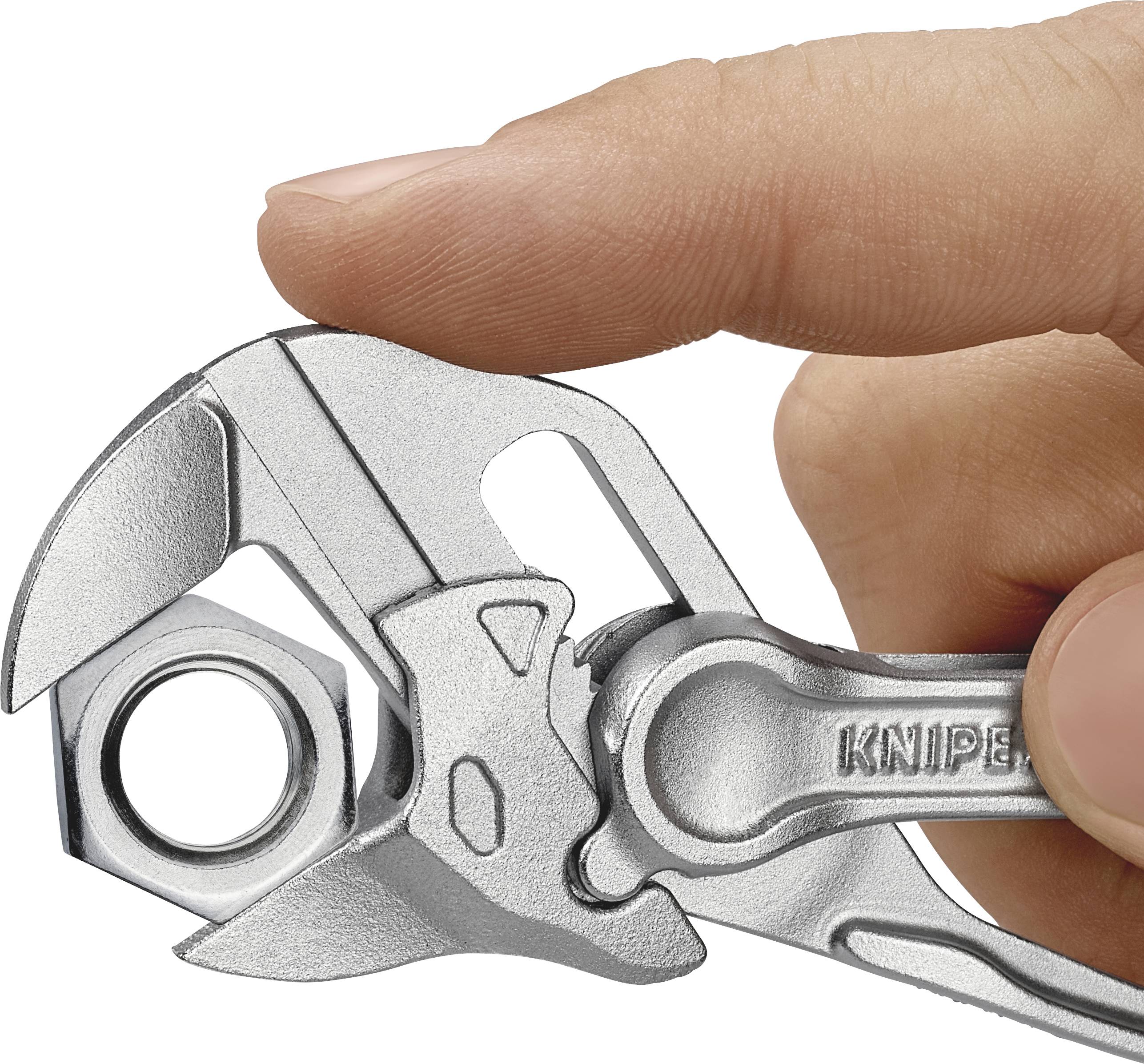 Jedna ruka drží nastavitelný klíč, který obemyká šestihrannou matici. Na rukojeti je viditelná značka 'Knipex'.