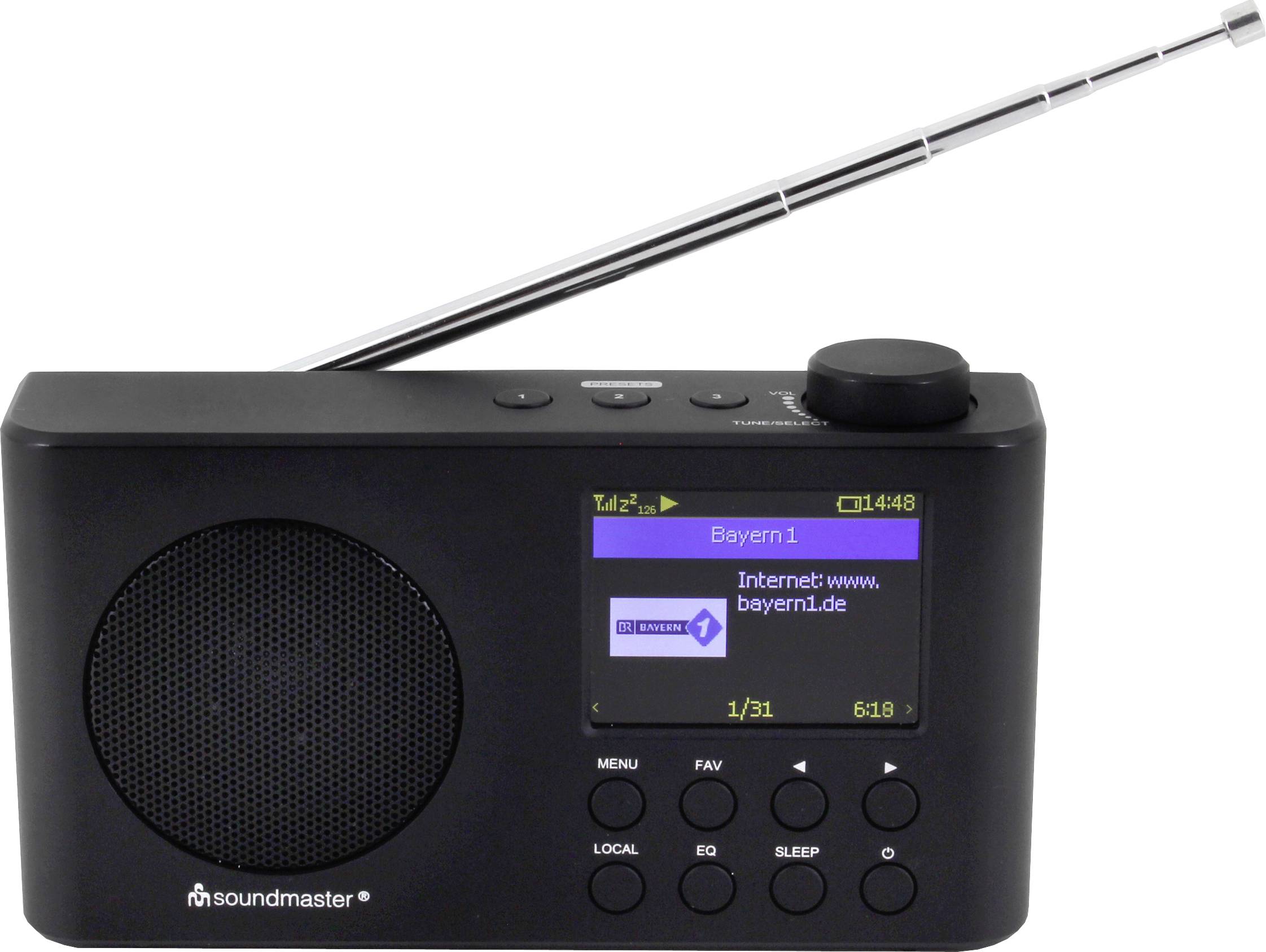 Černé přenosné rádio s anténou. Displej zobrazuje 'Bayern 1' a internetovou adresu. Ovládací tlačítka jsou umístěna na přední straně.