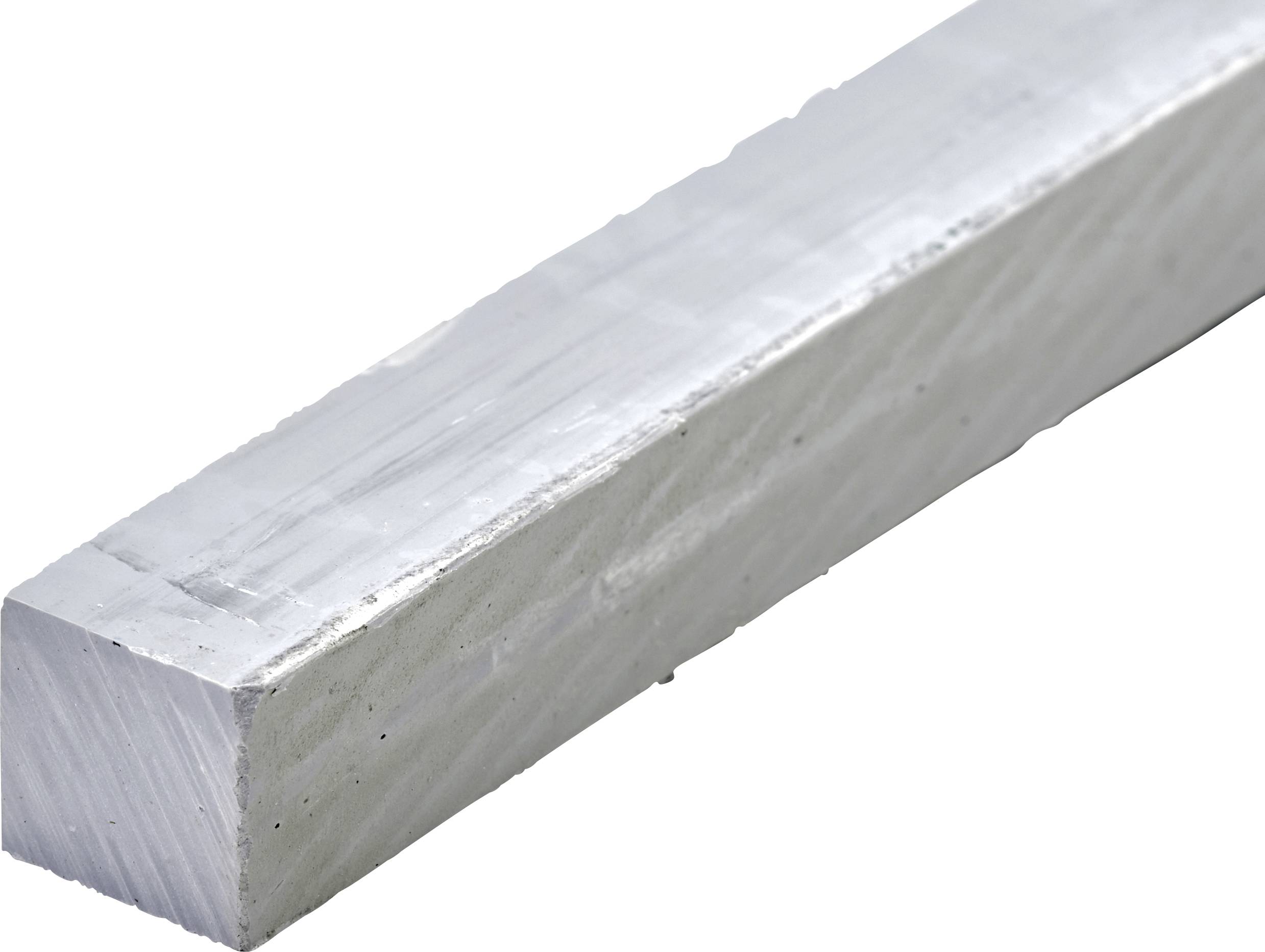 Dlouhý obdélníkový hliníkový kovový prut zobrazený diagonálně na bílém pozadí.