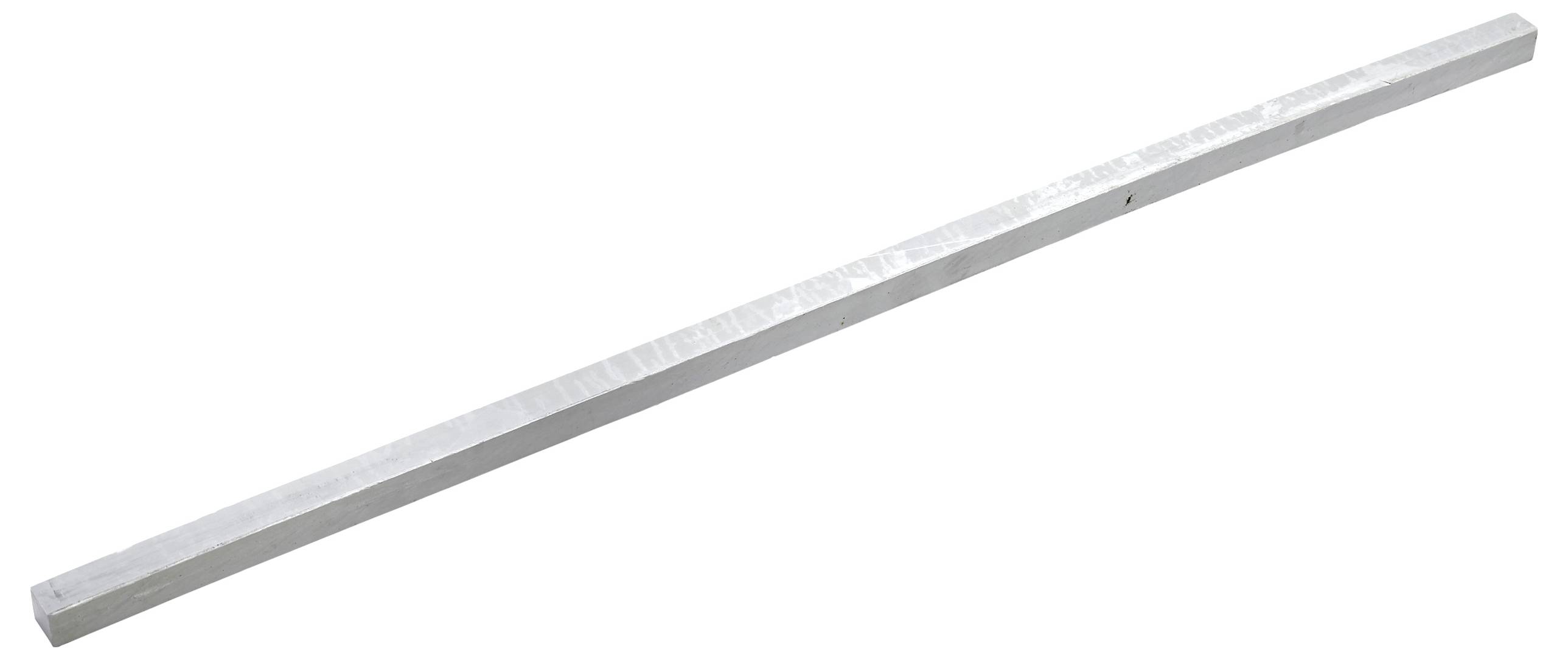 Dlouhý obdélníkový stříbrný kovový plech zobrazený diagonálně na bílém pozadí.