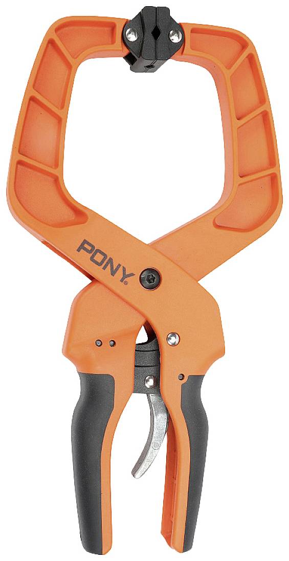Oranžová plastová svorka s černou rukojetí a pružinovým mechanismem. Nápis 'PONY'.