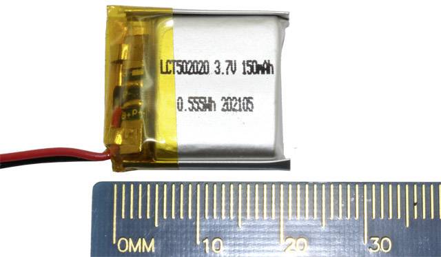 Malý, obdélníkový lithium-polymerový akumulátor s nápisem 'LCP502030 3.7V 150mAh'. Měřítko ukazuje rozměry v milimetrech.