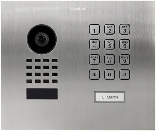 Nerezový domovní videotelefon s kamerou, reproduktorem a klávesnicí. Jmenovka 'S. Martin' dole vpravo.
