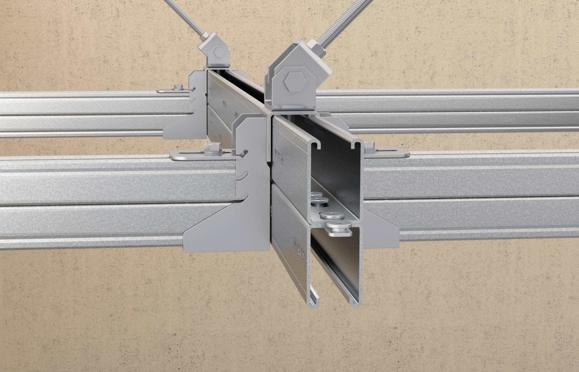 Kovový systém propojení se čtyřmi kolejnicemi, které jsou spojeny svorkami uprostřed, před neutrálním pozadím.