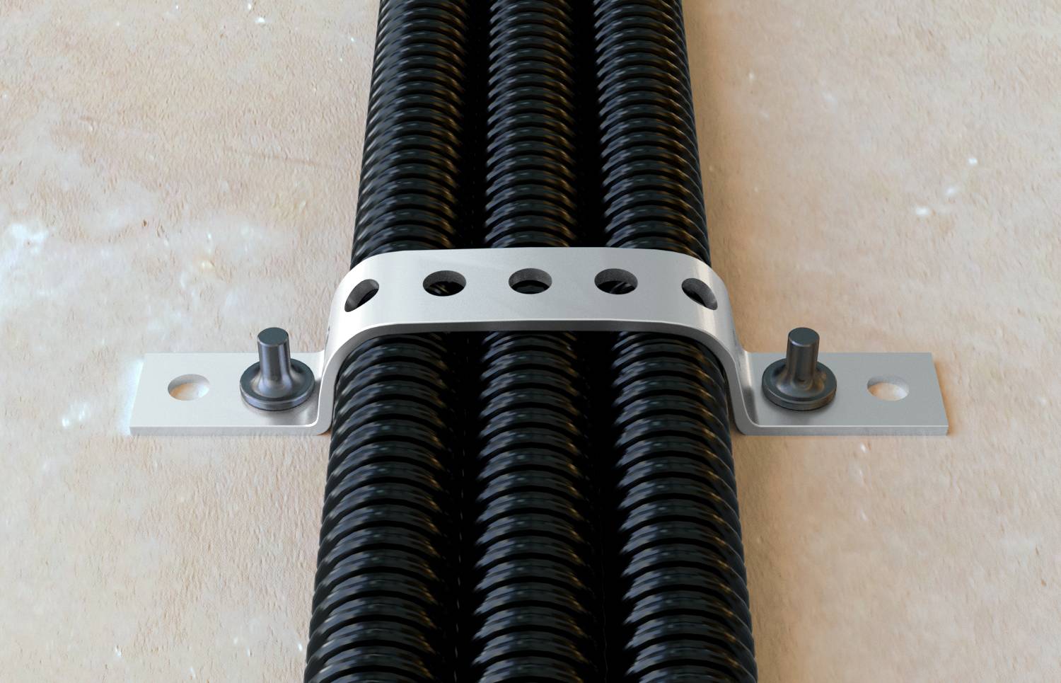 Několik černých kabelů je připevněno kovovou svorkou na zdi. Svorka má dva šrouby na koncích.