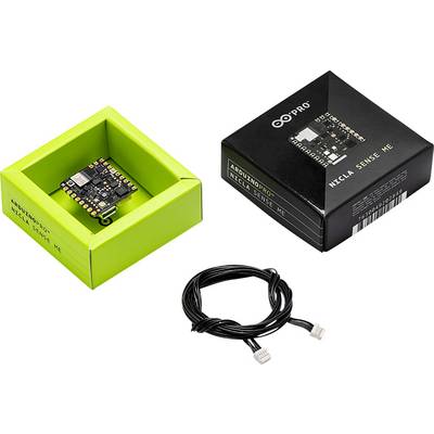 Dva Arduino mikrořadiče v otevřených krabičkách, jeden v zelené, jeden v černé, s černým propojovacím kabelem vedle nich.