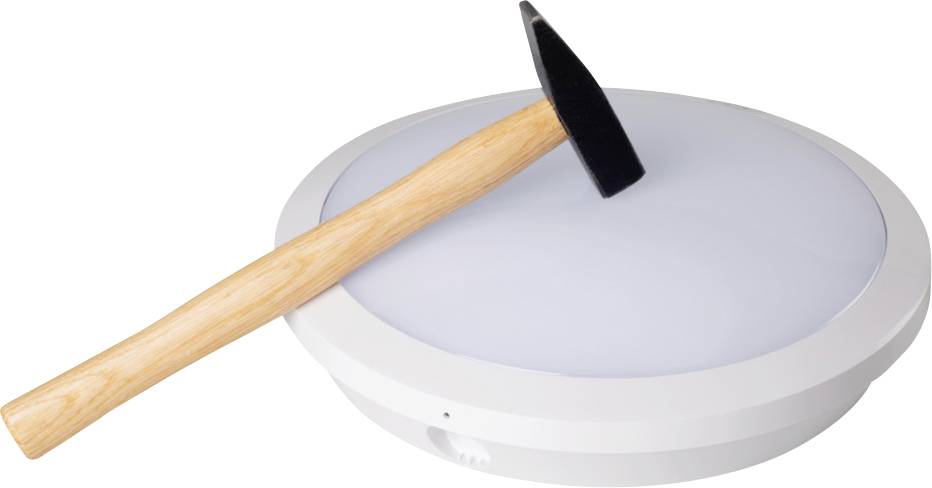 Kulatý LED stropní reflektor s dřevěným kladivem položeným na krytu, před bílým pozadím.