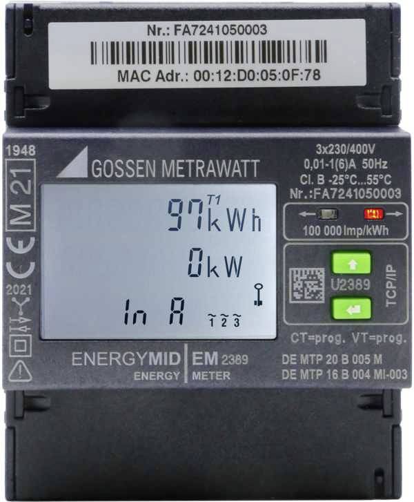 Digitální elektroměr na stěně zobrazuje '97 kWh' spotřebované energie.
