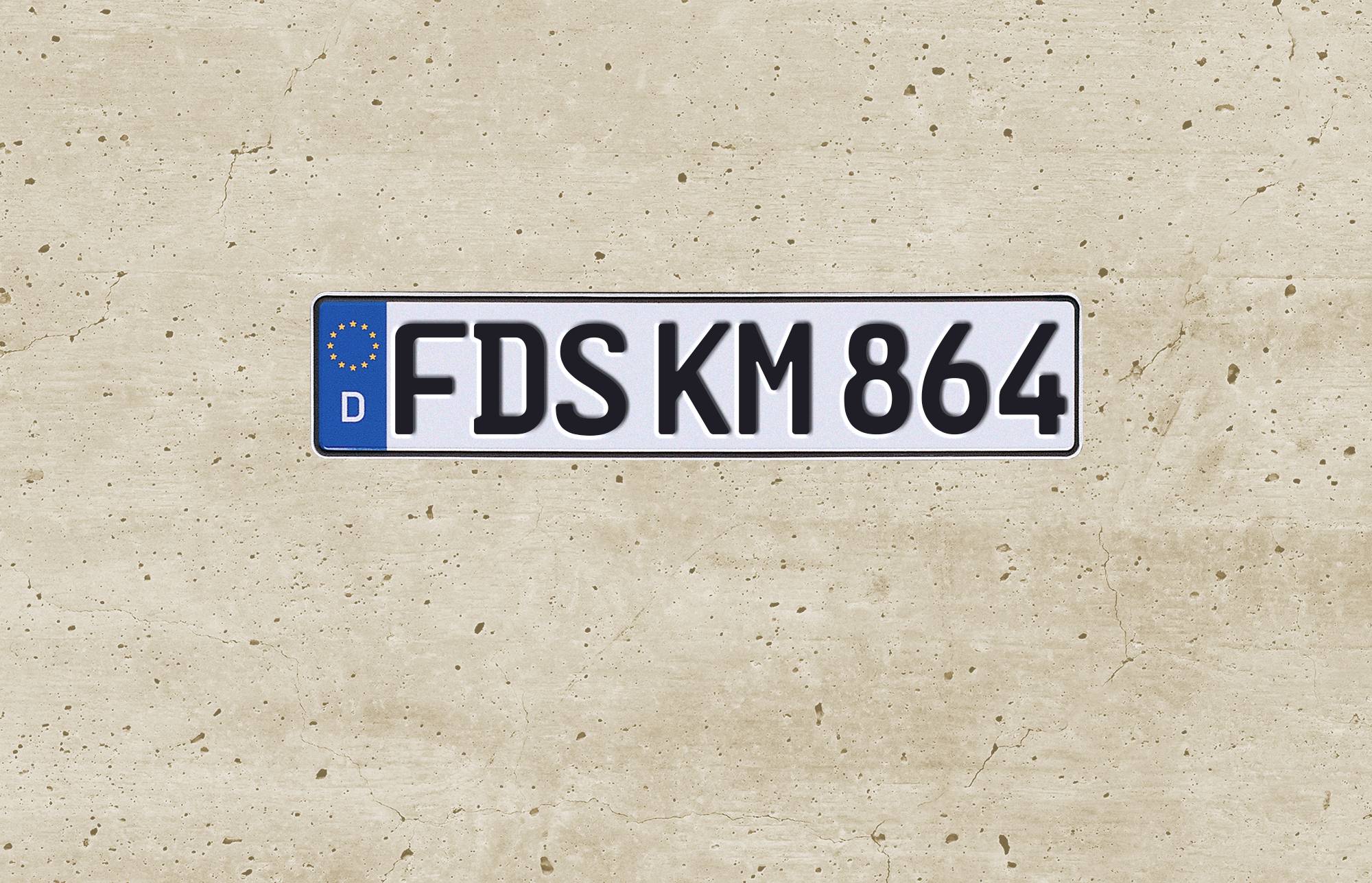 'Registrační značka vozidla s nápisem FDS KM 864. Levý konec zobrazuje symbol EU a písmeno D pro Německo.'