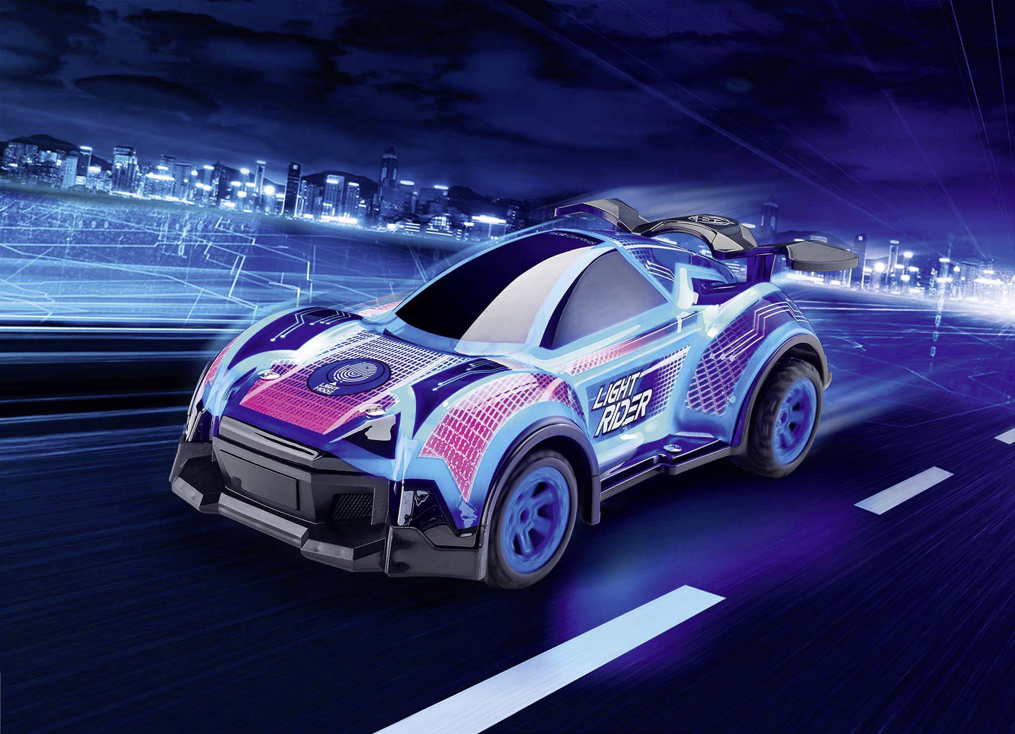 Futuristické hračkové auto jede po digitálně navržené silnici; zářivé barvy a linie zdůrazňují rychlost.