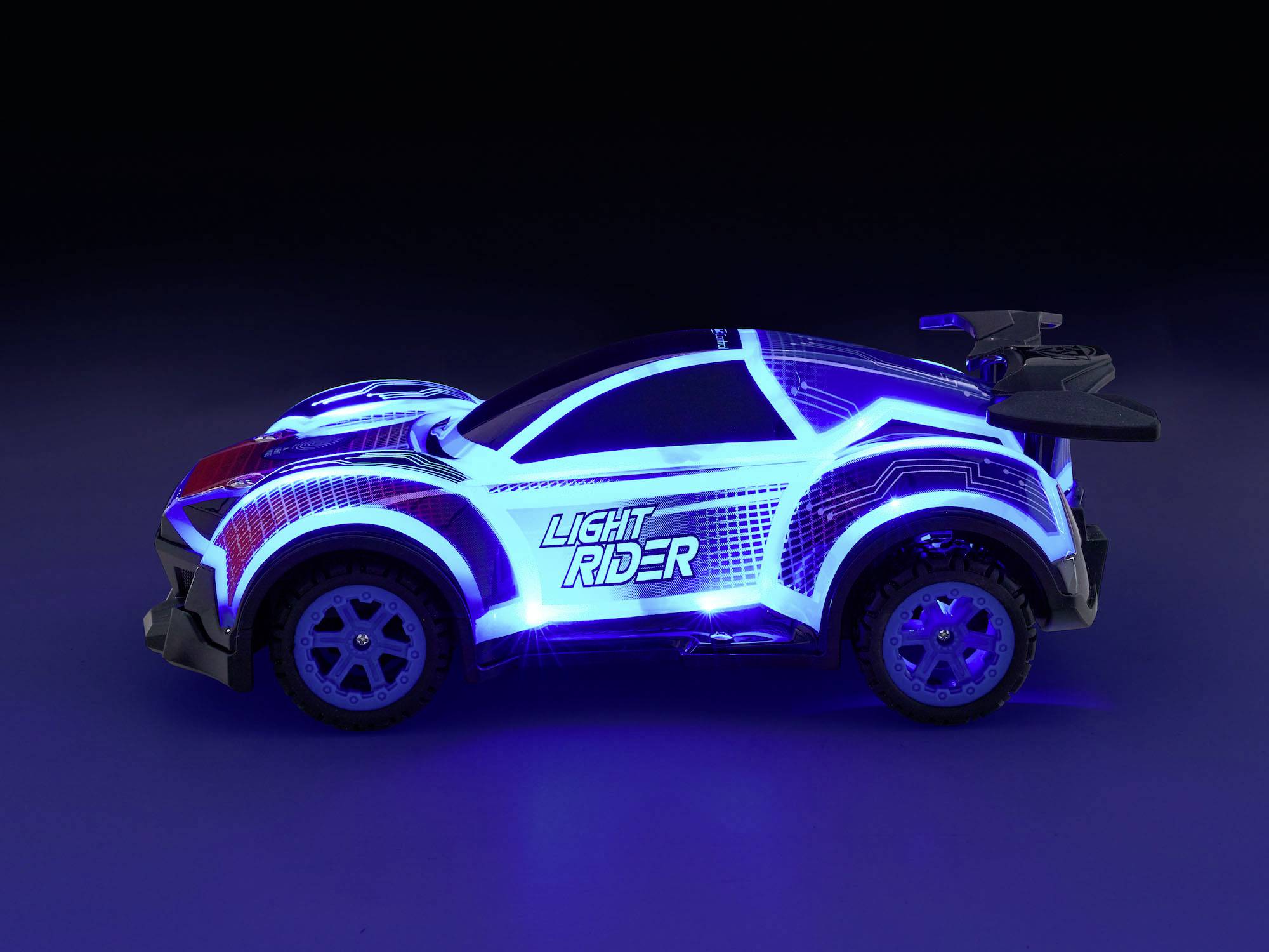 Světélkující hračkářské auto s nápisem 'Light Rider' osvícené modrým světlem, zobrazené na tmavém pozadí.