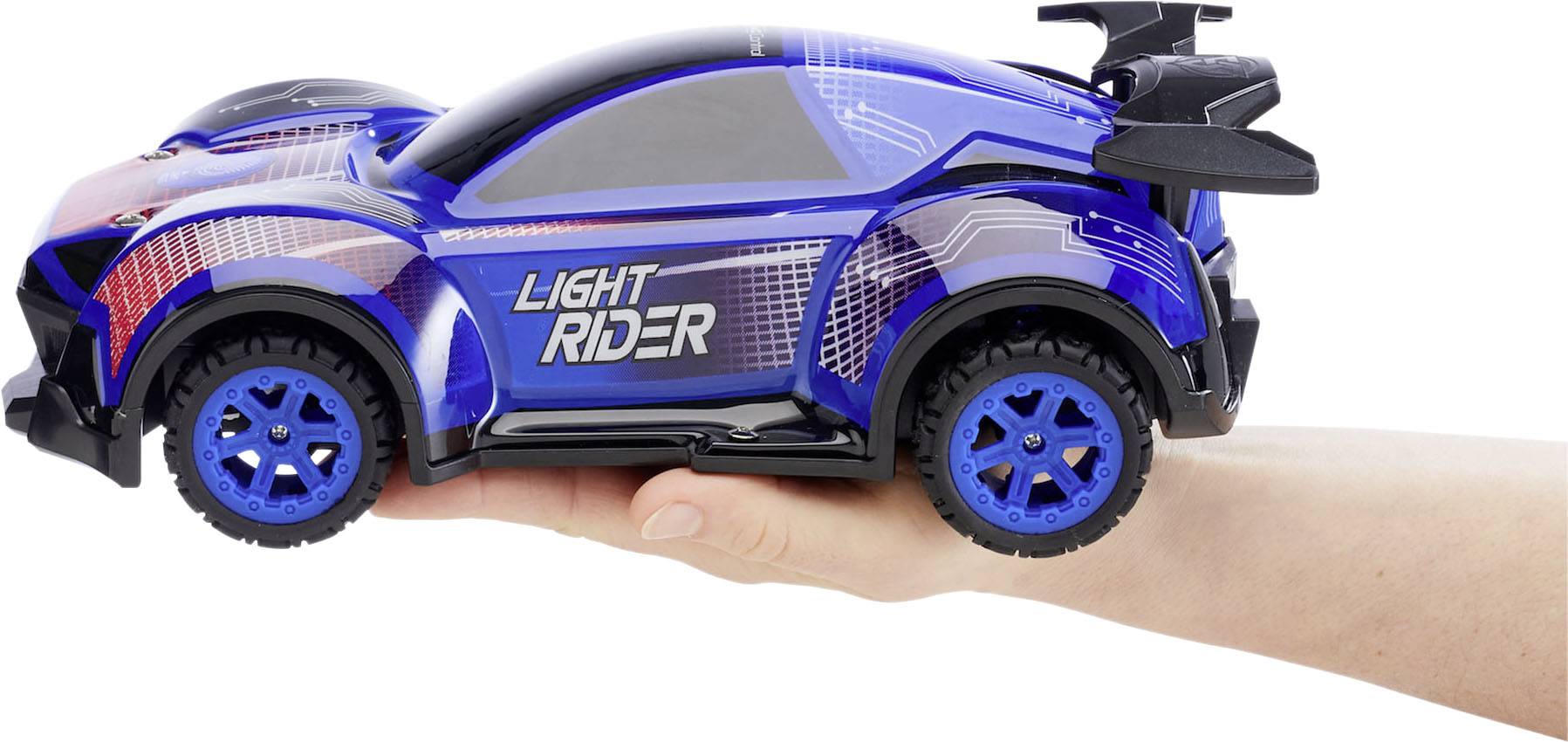 Hračkové auto 'Light Rider' v modré barvě s černým a bílým designem je prezentováno na natažené ruce.