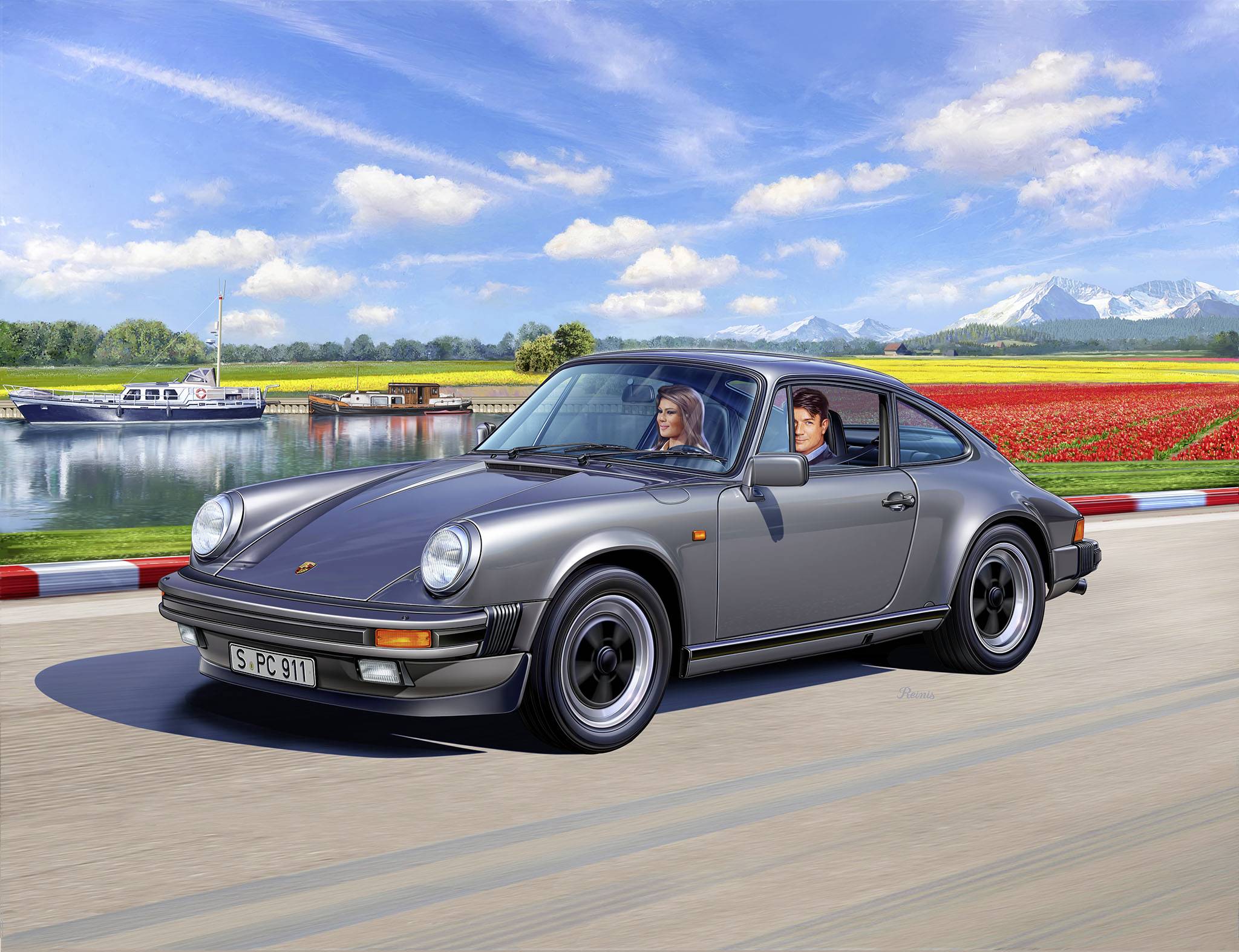 Stříbrný Porsche 911 jede po venkovské silnici. V pozadí je vidět řeka, pole tulipánů a hory.