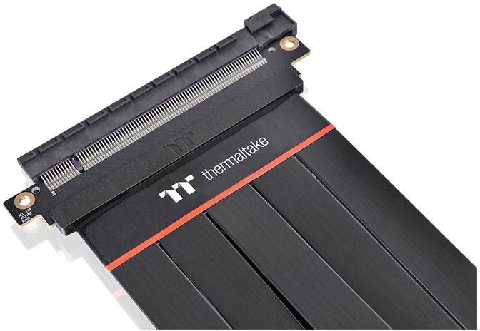 PCIe stoupací kabel od Thermaltake, černý s červeným akcentem, pro připojení grafických karet v různých polohách.