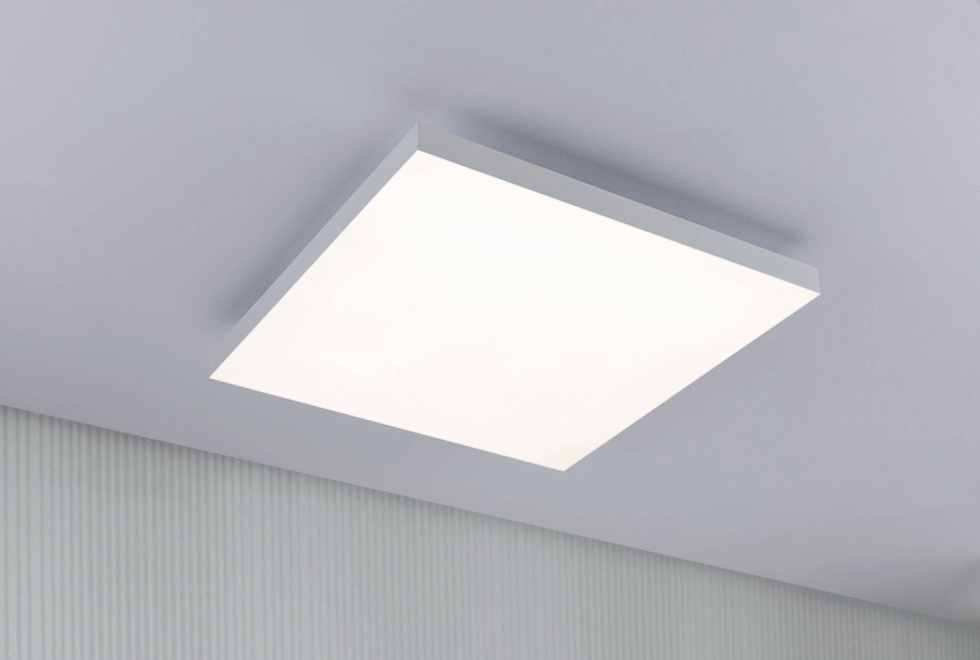 Pravoúhlé stropní svítidlo v moderním, minimalistickém designu, které rovnoměrně osvětluje prostor se světlou stěnou a šedým stropem.