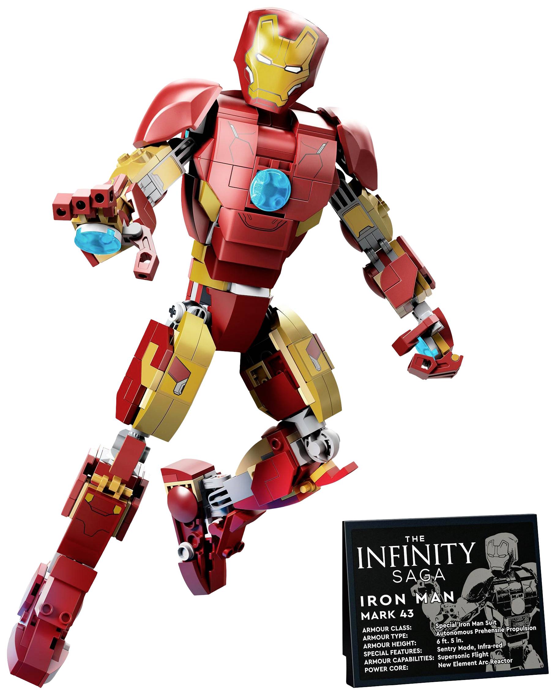 Lego model Iron Mana v akci, červeno-zlaté brnění, s modrým reaktorem v hrudní oblasti. Vpravo dole černý štítek s bílým textem k figurce.