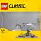 Lego 'Classic' sada se základnou v šedé barvě a malými stavbami, vhodná pro děti od 4 let.