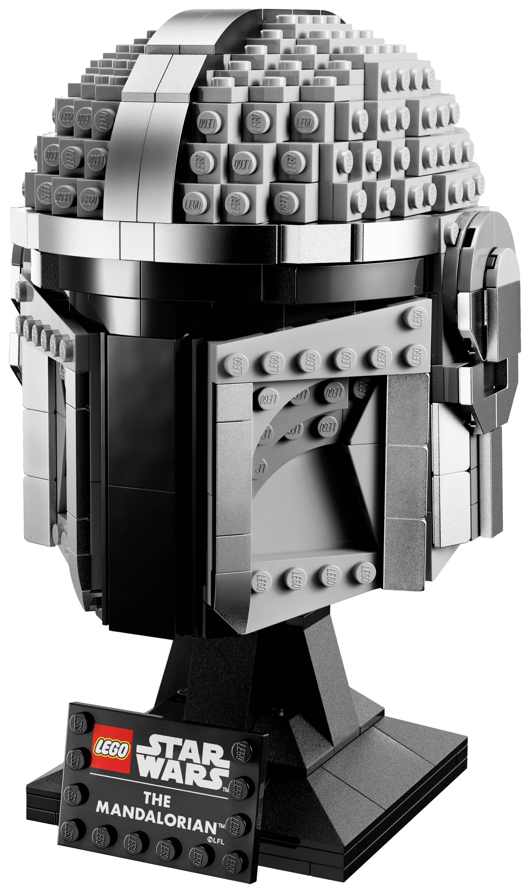 LEGO Star Wars: Mandaloridská helma z šedých a černých kostek na stojánku s popiskem.