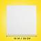 Bílá LEGO stavební deska na žlutém pozadí, čtvercová, s délkou strany 25 cm.