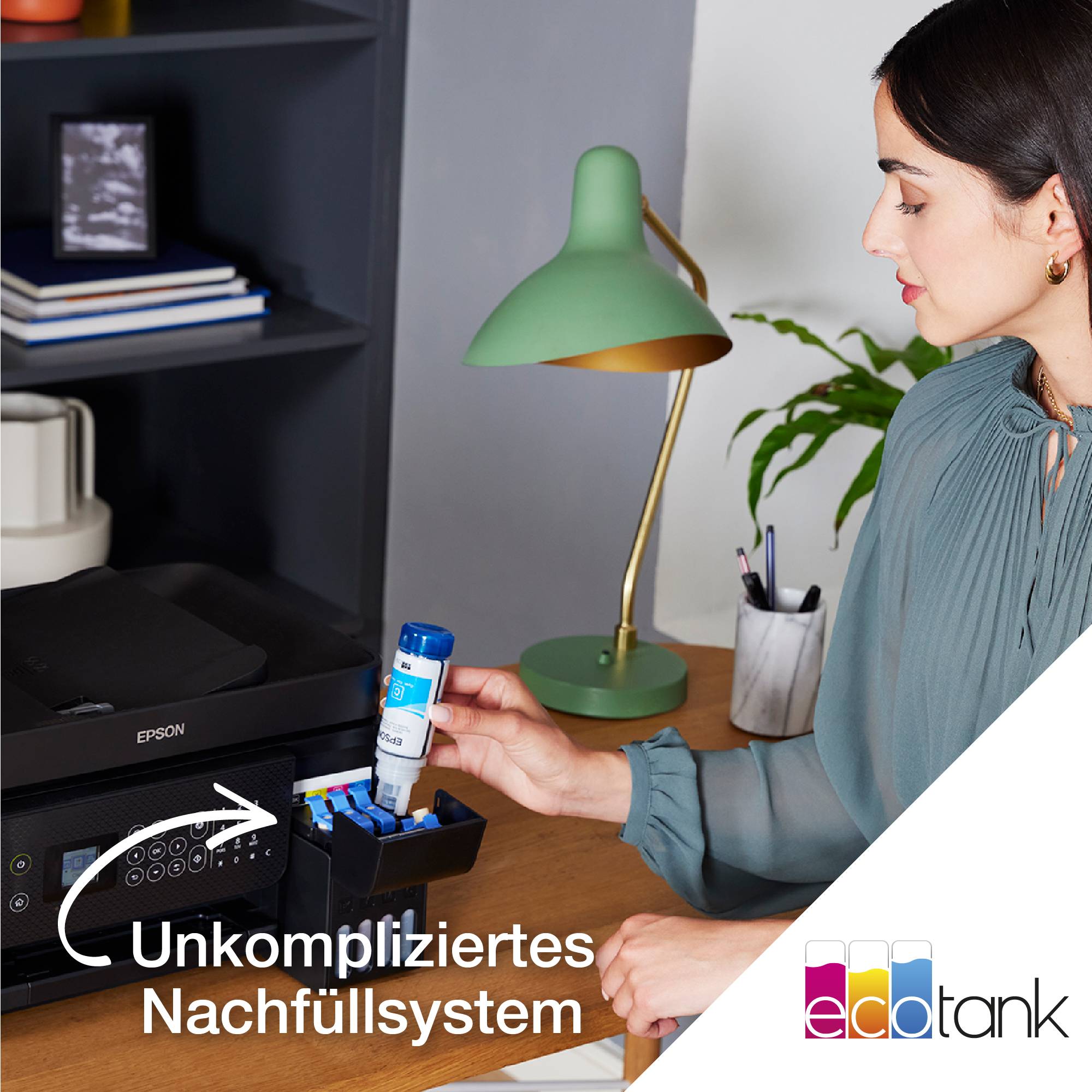 Žena doplňuje inkoust do tiskárny Epson, vedle text "Jednoduché doplňování inkoustu"; zelený psací stůl, lampa.