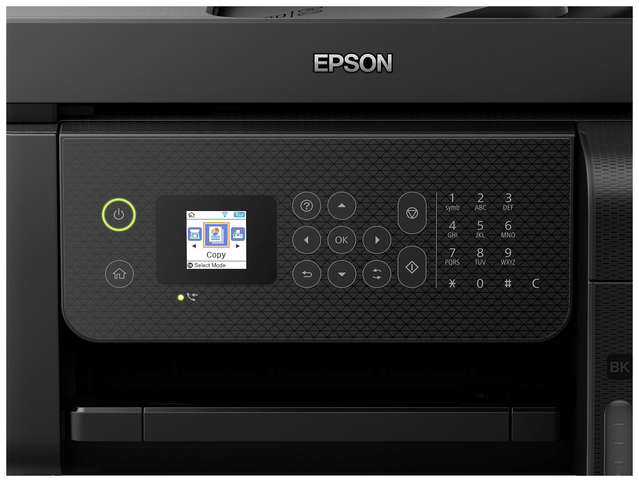 Černá tiskárna Epson s digitálním ovládacím panelem zobrazujícím kopírovací režim. Na displeji jsou viditelné funkce pro ovládání.