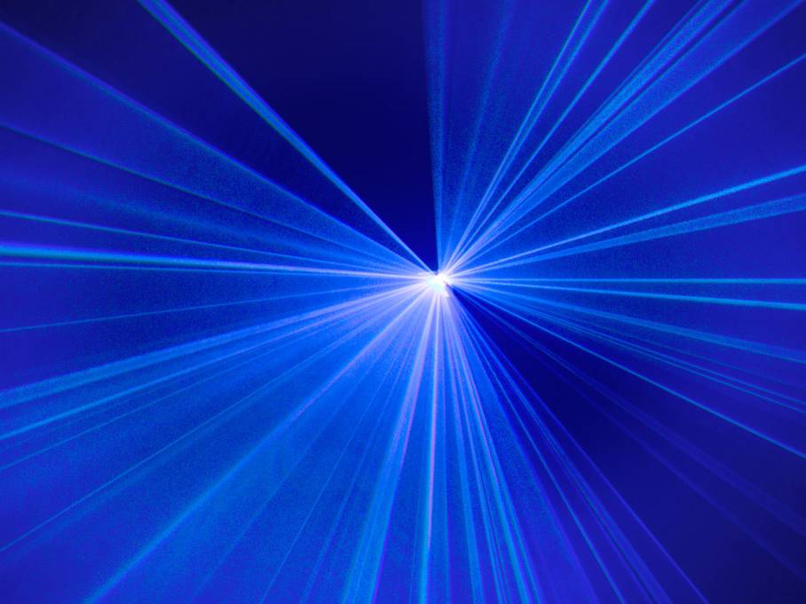 Modré paprskové světelné vzor vycházející z centrálního bodu různými směry. Obrázek navozuje dynamickou a futuristickou atmosféru.