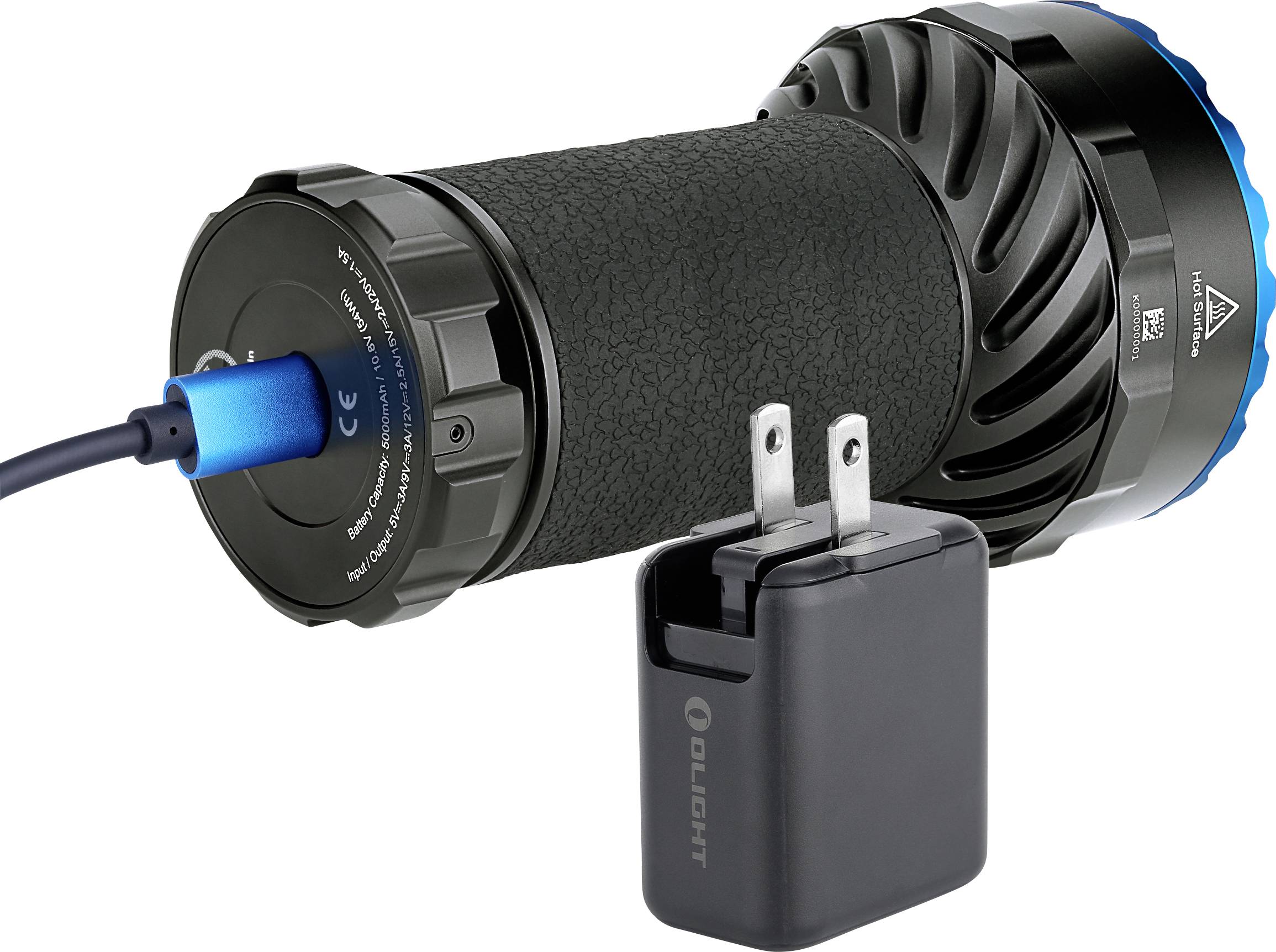 Kapesní svítilna se strukturovaným povrchem, která se nabíjí přes USB kabel. Vedle přístroje leží černá nabíječka.