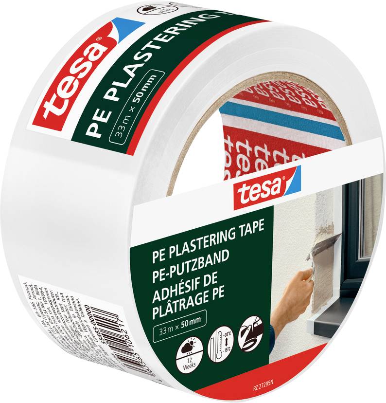 Váleček lepicí pásky tesa PE pro štukování, zobrazený s osobou, která ji nanáší kolem okenního rámu. Text na pásce: 'PE štukařská páska 33m x 50mm.'
