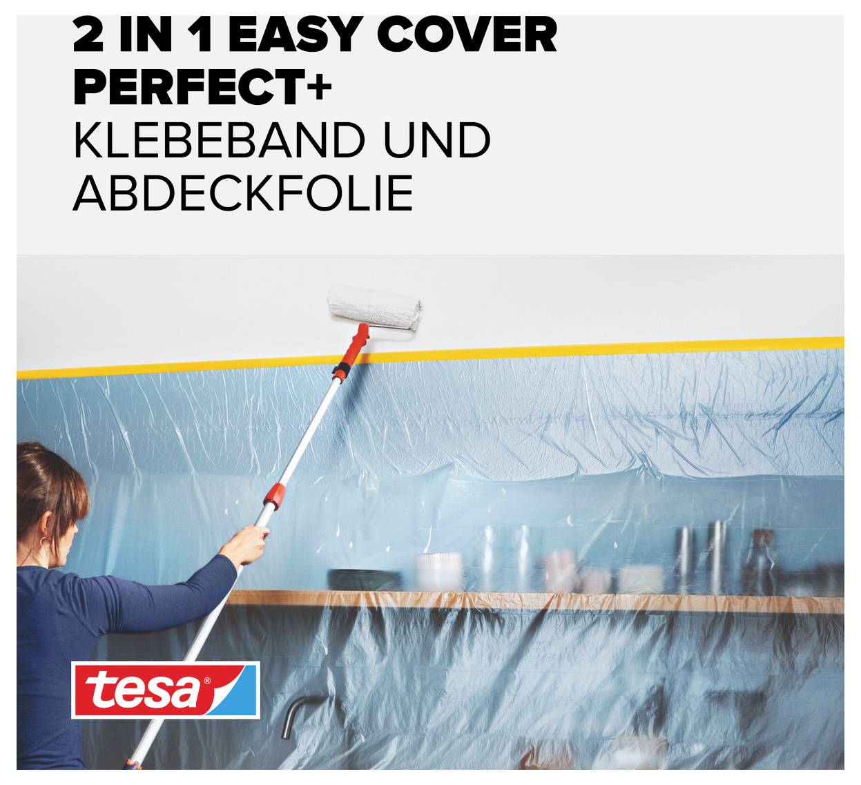 Osoba natírá stěnu válečkem. Plastová fólie zakrývá nábytek a police. Text: '2 v 1 Easy Cover Perfect+ Lepicí páska a krycí fólie'.