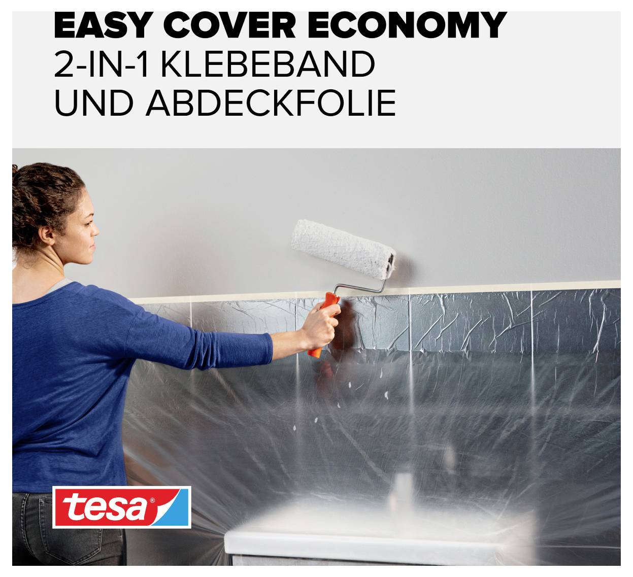 Žena používá válečkový váleček na stěně pokryté průhlednou ochrannou fólií. Text: 'Easy Cover Economy, 2v1 lepicí páska a krycí fólie'.