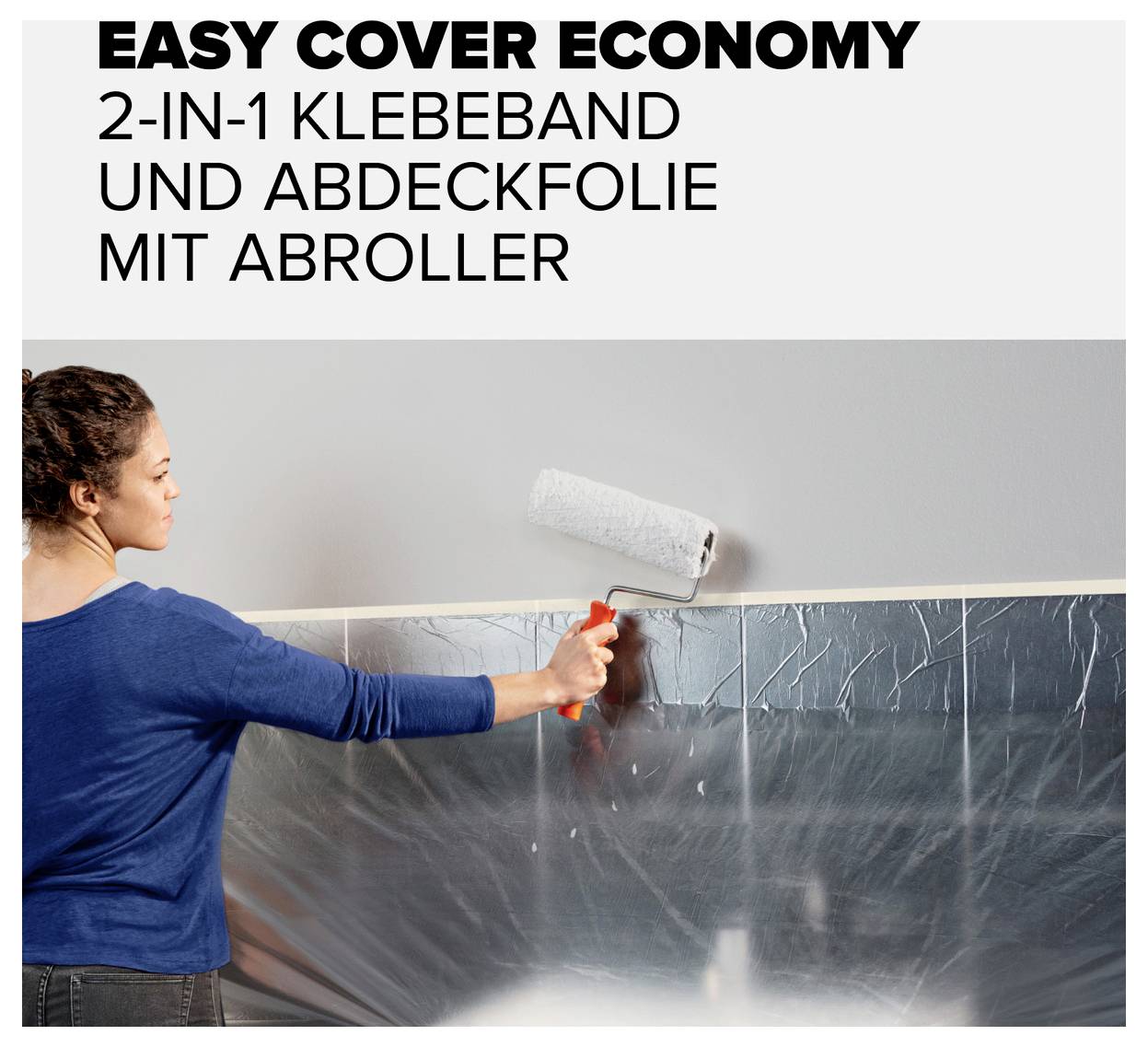 Jedna osoba používá 'Easy Cover Economy' 2v1 lepicí pásku s krycí fólií a odvíječem, aby připravila zeď na malování.