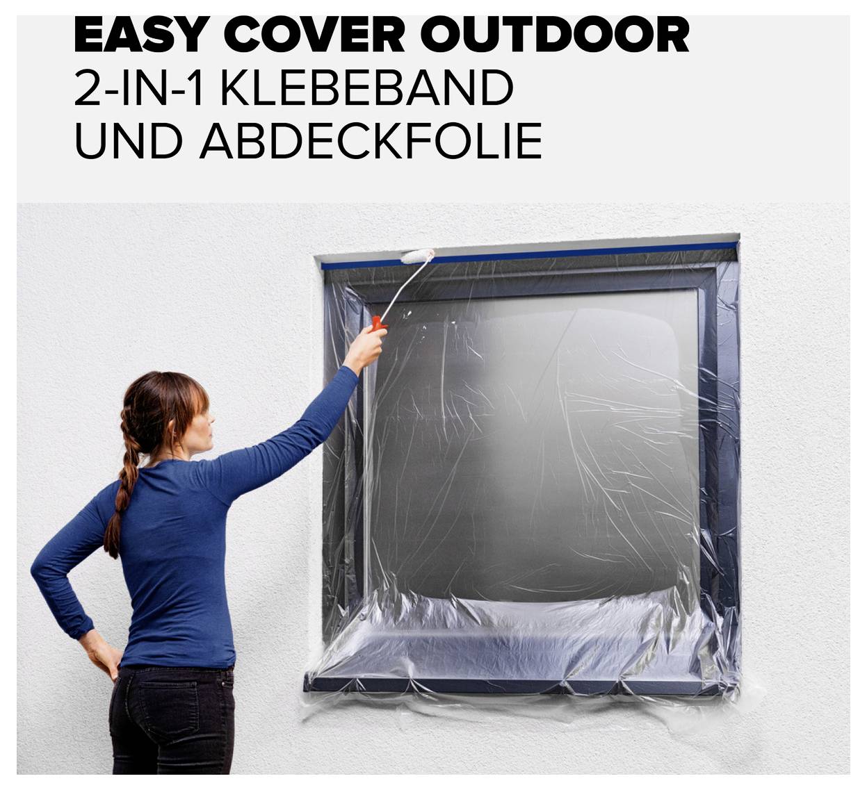 Osoba natírá okenní rám; krycí páska s krycí fólií chrání sklo před barvou. Nahoře je napsáno: 'EASY COVER OUTDOOR 2V1 KRYCÍ PÁSKA A KRYCÍ FÓLIE'.