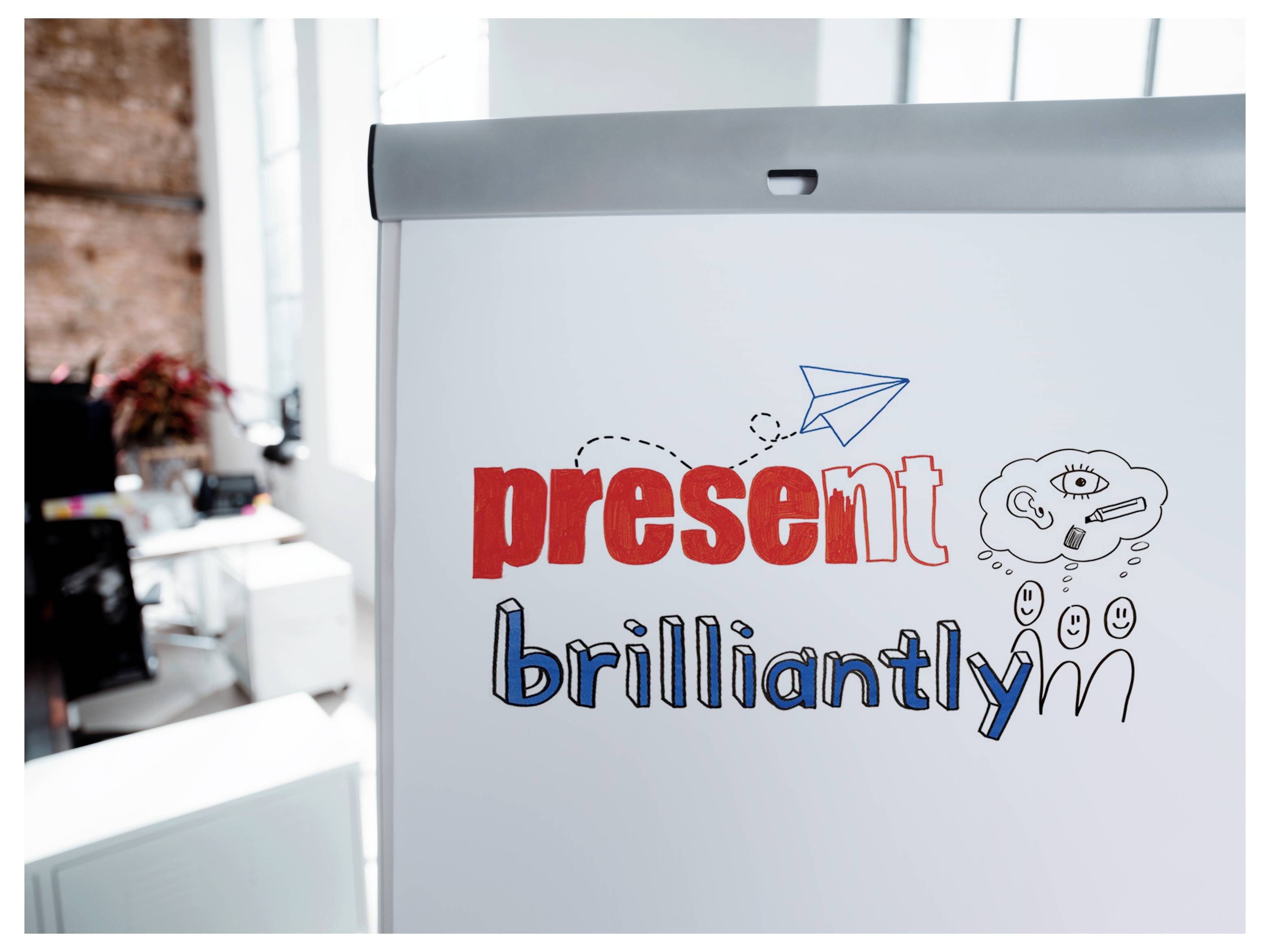 Flipchart se slovem "prezentuj brilantně" a kresbami papírového letadla, mraku a lidí v kancelářském prostředí.